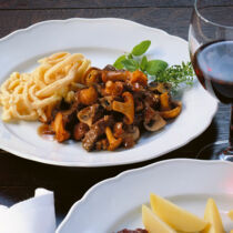 Wildgulasch mit Pilzen Wildgulasch mit Pilzen
