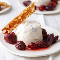 Rumtopf-Parfait mit Mandelkrokant Rumtopf-Parfait mit Mandelkrokant