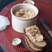 Apfel-Griebenschmalz mit Kräutern und Zwiebeln