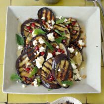 Gegrillte Auberginen mit Schafskäse und Granatapfel Gegrillte Auberginen mit Schafskäse und Granatapfel