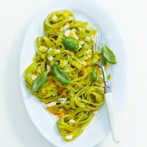 Safrannudeln mit Mozzarella