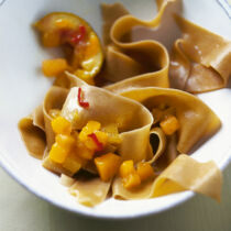 Kaffeenudeln mit Ananas-Mango-Sauce Kaffeenudeln mit Ananas-Mango-Sauce