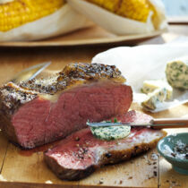 Rinderlende vom Grill mit Kräuterbutter und Maiskolben