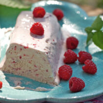 Himbeerparfait mit Holunderblütenaroma