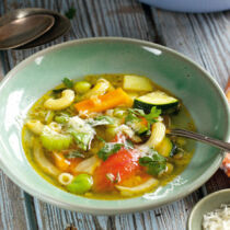 Bunte Gemüsesuppe mit Nudeln