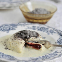 Germknödel mit Vanillesauce und Mohnzucker