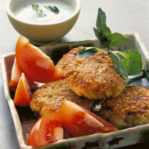 Bulgur-Frikadellen mit Minzejoghurt Bulgur-Frikadellen mit Minzejoghurt