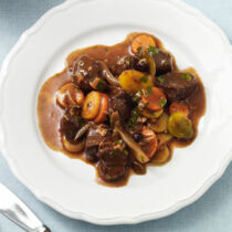 Hirschgulasch mit bunten Möhren