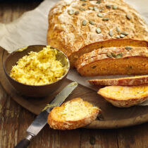 Kürbisbrot mit Apfel-Senf-Butter Kürbisbrot mit Apfel-Senf-Butter