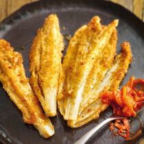 Panierte Chicoréeviertel mit Speck-Aprikosen