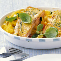 Lachsfilets auf Nudelgratin