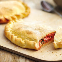 Minicalzone mit roter Bete und Ricotta