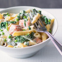 Grüne Lachs-Pasta mit Mozzarella