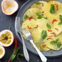 Ananascarpaccio mit Chili