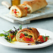 Paprika-Fenchel-Strudel mit Macadamiacreme