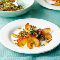 Lauwarmer Linsensalat mit Äpfeln und Salbei-Gremolata Lauwarmer Linsensalat mit Äpfeln und Salbei-Gremolata