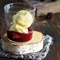 Whisky-Eis mit Brombeerpüree und Rosmarin