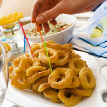 Frittierte Tintenfischringe mit Dip