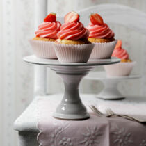 Cupcakes mit Erdbeeren und Marzipan Cupcakes mit Erdbeeren und Marzipan