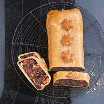 Früchtebrot im Hefeteigmantel Früchtebrot im Hefeteigmantel