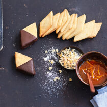 Mürbeteigrauten mit Schokoladenklecks Mürbeteigrauten mit Schokoladenklecks