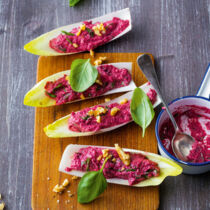 Gefüllte Chicoréeschiffchen mit Rote-Bete-Schafskäse-Creme