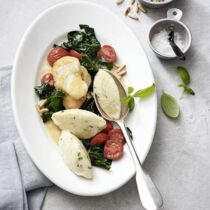 Kabeljau-Gemüse-Pfanne mit Basilikumnocken