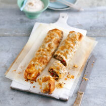Hackfleischstrudel mit Joghurtsauce