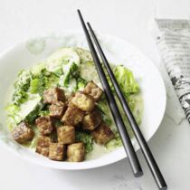 Grünes Gemüse mit Tempeh Grünes Gemüse mit Tempeh