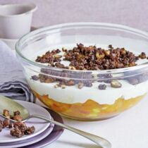 Aprikosen-Dickmilch-Trifle mit Pumpernickel-Crunch Aprikosen-Dickmilch-Trifle mit Pumpernickel-Crunch