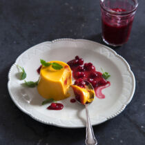 Kürbis-Panna-Cotta mit warmem Preiselbeerkompott Kürbis-Panna-Cotta mit warmem Preiselbeerkompott