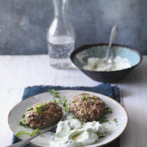 Linsen-Nuss-Laibchen mit Avocado-Joghurt-Dip