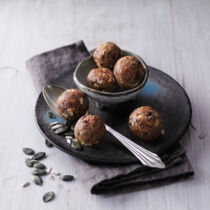 Energiekugeln mit Datteln und Mandeln