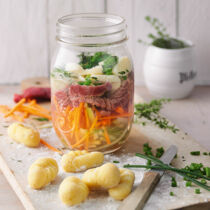 Gemüsesuppe mit Rinderfilet und Gnocchi