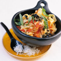 Tagliatelle mit Tofu alla puttanesca Tagliatelle mit Tofu alla puttanesca