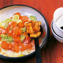 Lauwarmer Möhren-Lauch-Salat mit Chiliananas Lauwarmer Möhren-Lauch-Salat mit Chiliananas