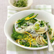 Zitronensahne mit Gemüse und Gorgonzola