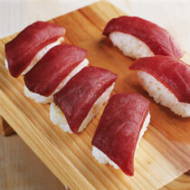 Nigiri mit Tunfisch Nigiri mit Tunfisch