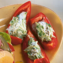 Paprika-Schiffchen mit Tsatsiki Paprika-Schiffchen mit Tsatsiki