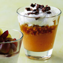 Apfel-Schicht-Becher mit Mandelkrokant Apfel-Schicht-Becher mit Mandelkrokant