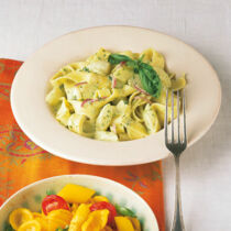 Tagliatelle mit Spargel-Basilikum-Sahne