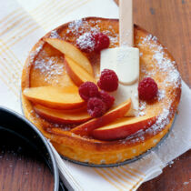 Gebackener Quarkkuchen mit Pfirsich und Himbeeren