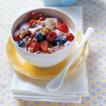 Beerenmüsli mit Amaranth und Sonnenblumenkernen