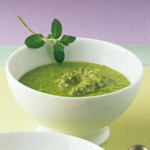 Erbsencremesuppe mit Minz-Pesto Erbsencremesuppe mit Minz-Pesto