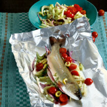 Saibling in Folie auf Tomaten-Fenchel-Gemüse