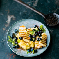 Gebratener Halloumi mit Polenta Gebratener Halloumi mit Polenta