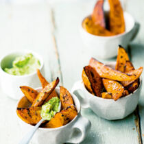 Süßkartoffel-Wedges mit Avocado-Erbsen-Mus Süßkartoffel-Wedges mit Avocado-Erbsen-Mus