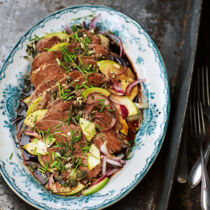 Tafelspitzsalat mit Apfel und Kürbiskernöl-Vinaigrette Tafelspitzsalat mit Apfel und Kürbiskernöl-Vinaigrette