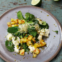 Ananassalat mit Gorgonzola und Limetten-Honig-Dressing