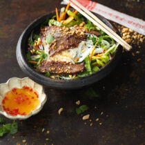Lauwarmer Salat mit Rindfleisch, Reisnudeln und Thai-Dressing Lauwarmer Salat mit Rindfleisch, Reisnudeln und Thai-Dressing